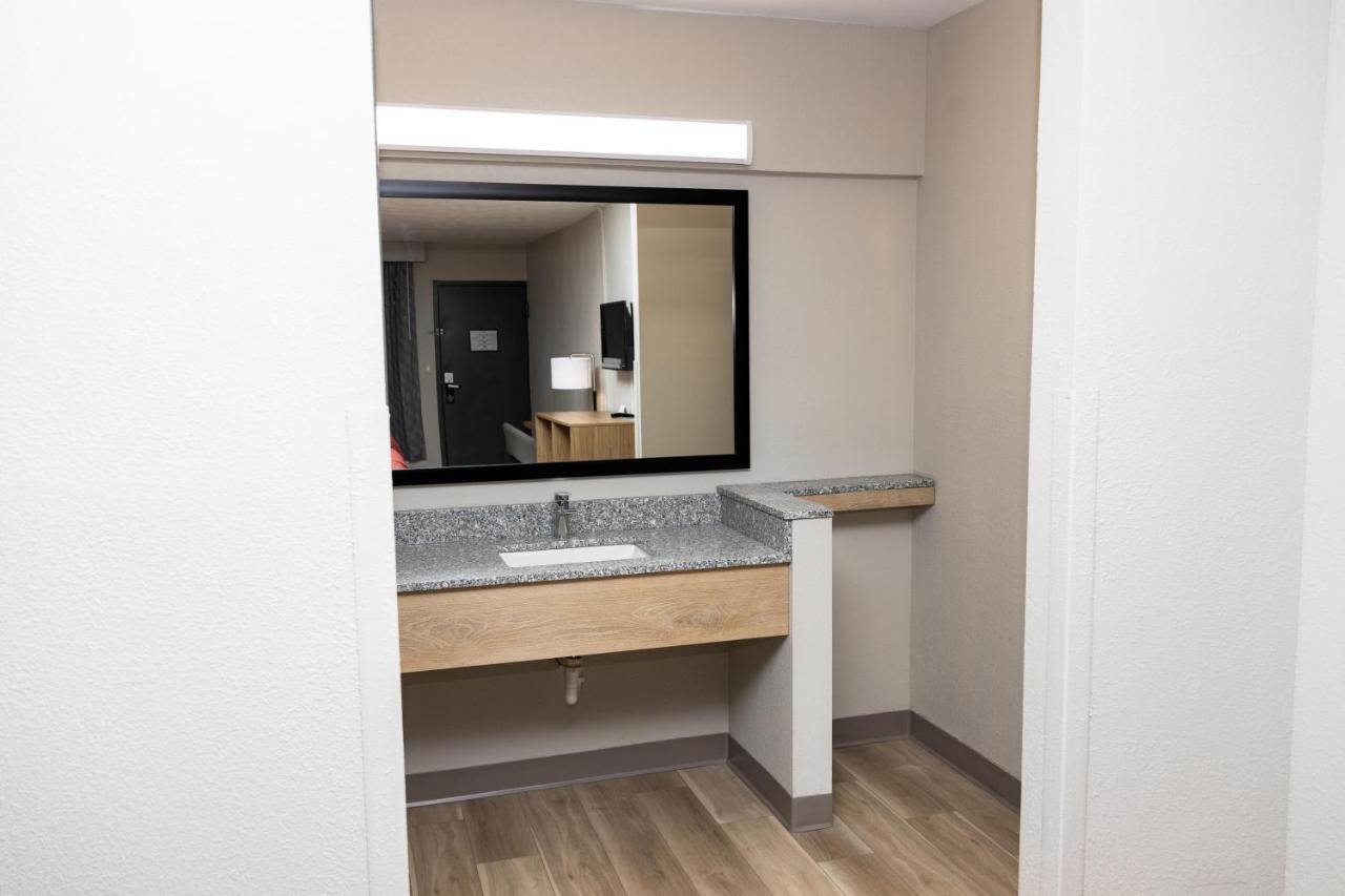 Days By Wyndham Cincinnati East Hotel